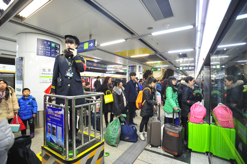 地铁北京西站员工应对返京客流各显身手